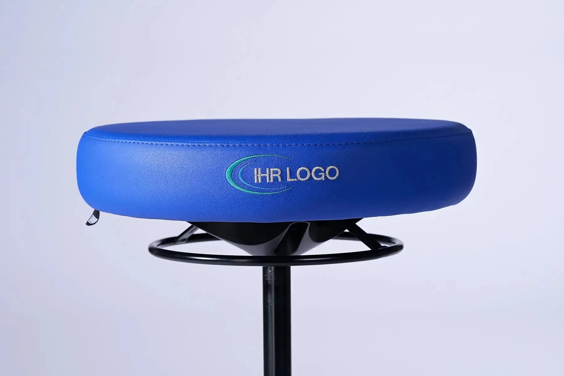 Bestickung Drehhocker -  mit Logo - blau