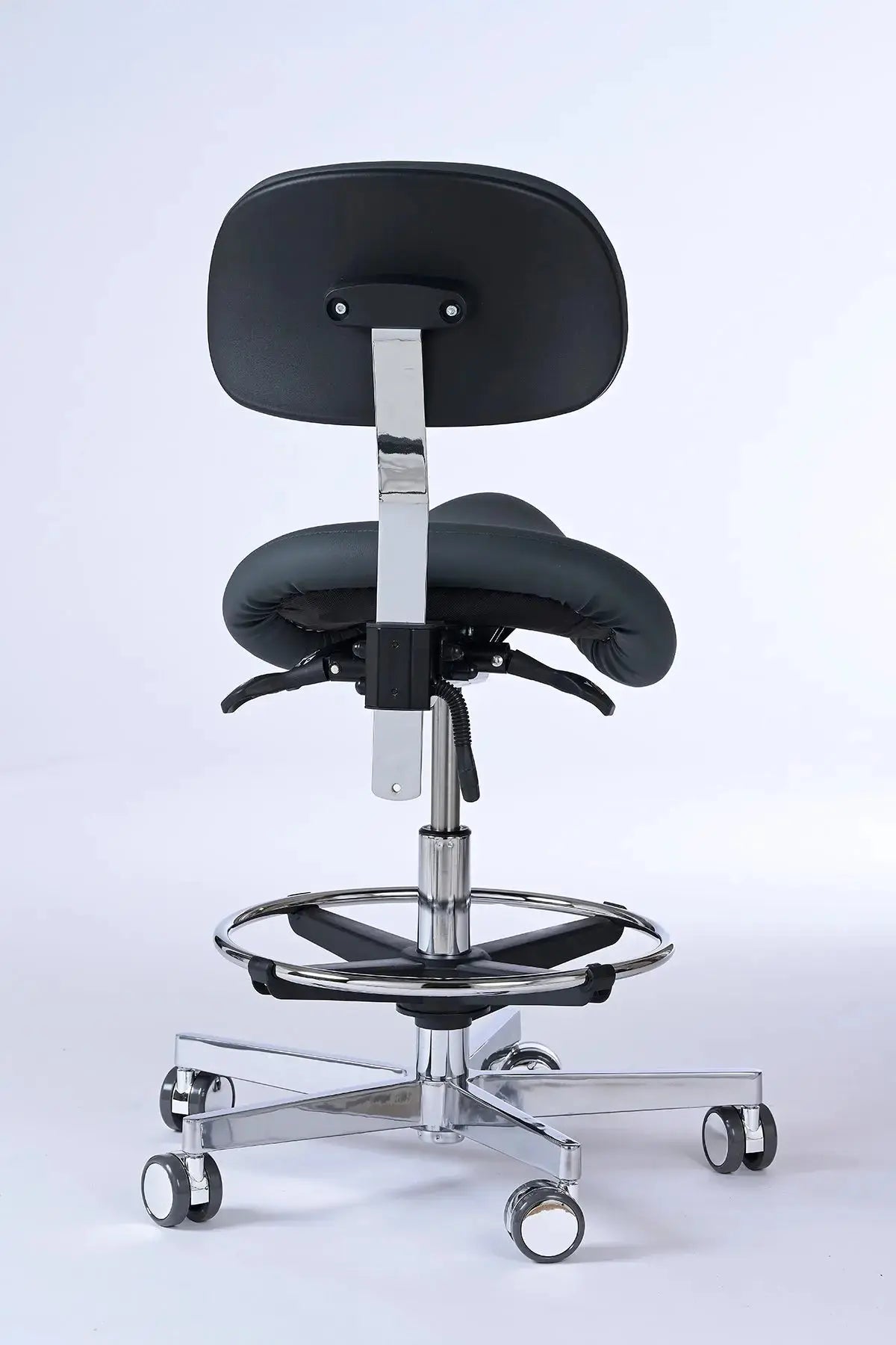 Sattelhocker mit Rückenlehne Garwin – Gestell chrom mit Rollen – ergonomischer Sattelstuhl - Made in Germany - Lacontaire